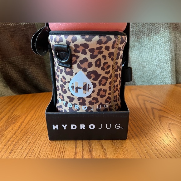 NWT Hydrojug 73 oz. Blush with Leopard Sleeve - Picture 3 of 7